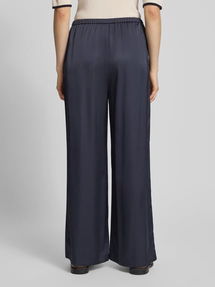 Vrouwenmodel draagt Wide Fit Hose met elastischem Bund van comma, donkerblauw, materiaalmix met viscose, steekzakken, binnenbeenlengte 79 cm, bandwijdte 38 cm, geheellichaamsaanzicht achteraan.