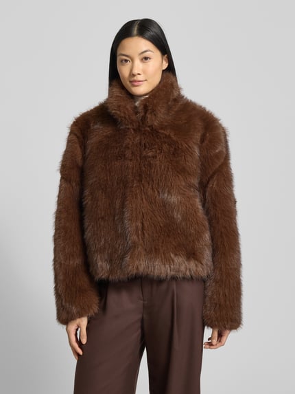 Vrouwenmodel draagt Jacke aus Kunstfell van Smith and Soul in bruin, regular fit, met opstaande kraag, textuur zacht, volledige lichaamsvoorzijde.