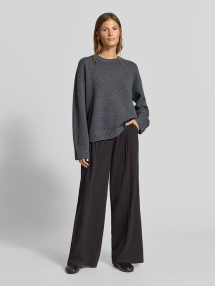 Frauenmodel trägt Regular Fit Pullover aus Woll-Mix mit Kaschmir-Anteil von MYON in Strick-Optik, Rundhalsausschnitt, Ganzkörperansicht von vorne.