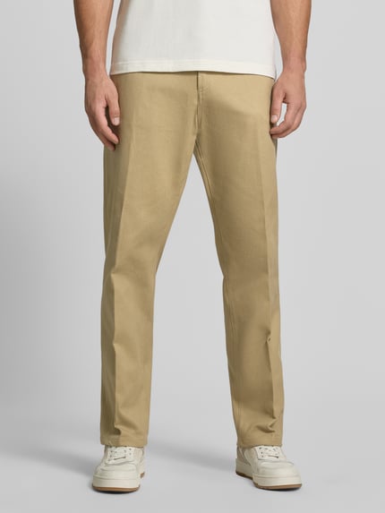 Männermodel trägt Relaxed Fit Stoffhose aus reiner Baumwolle Modell 'BEN' von Antony Morato, Beige, 5-Pocket-Design, Ganzkörperansicht von vorne.