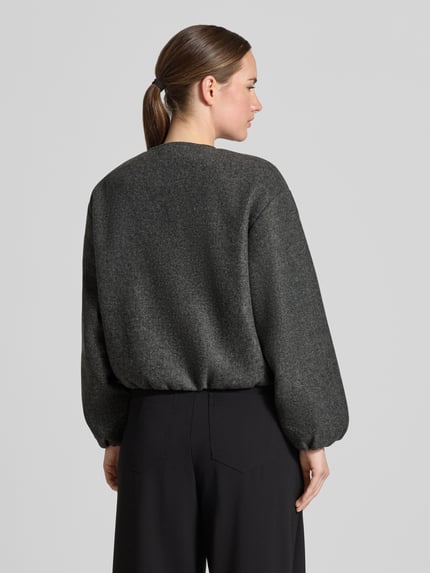 Frauenmodel trägt Regular Fit Bomberjacke in Filz-Optik Modell 'CHLOE' von VERO MODA, anthrazit, strukturierte Oberfläche, Ganzkörperansicht Rückansicht, Damen Bomberjacke / Blouson.
