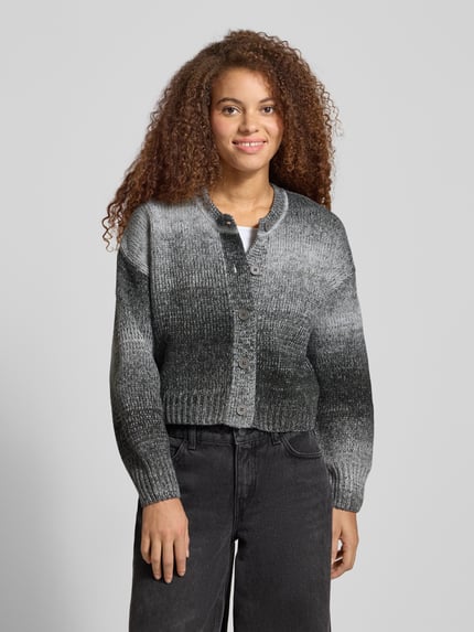Frauenmodel trägt Cardigan mit überschnittenen Schultern Modell 'ORADEA' von Pegador, Relaxed Fit, Knopfleiste, Nahaufnahme Oberkörper.