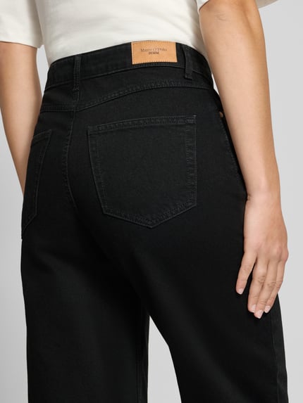 Frauenmodel trägt Barrel Jeans aus reiner Baumwolle von Marc O'Polo, schwarze Farbe, sichtbare Struktur, Nahaufnahme Rückansicht, Damen Barrel Jeans von Marc O'Polo DENIM.