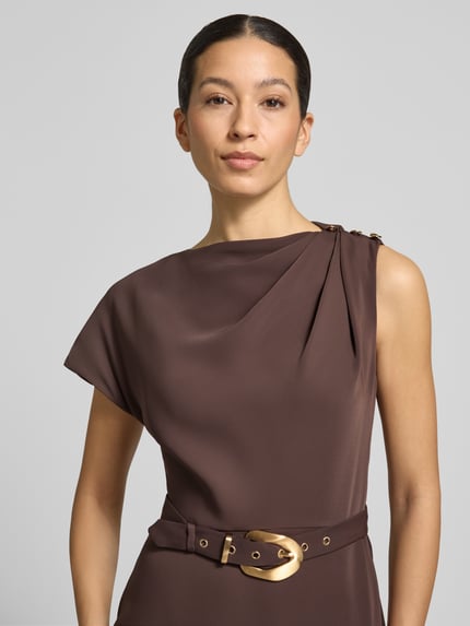 Kobiece modelka nosi brązową sukienkę midi z paskiem Forever New Midikleid mit Gürtel Modell 'Kylee Draped', prosty fason, one-shoulder, szerokość w rozmiarze 36: 41 cm, długość pleców w rozmiarze 36: 39 cm, zbliżenie na górną część ciała