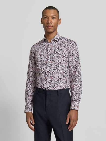 Männermodel trägt Regular Fit Businesshemd mit Kentkragen von OLYMP mit floralem Allover-Muster, mehrfarbig, Ganzkörperansicht von vorne.