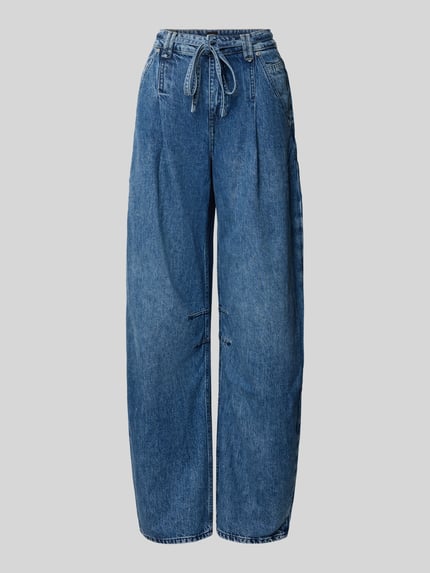 Produktfoto, niebieskie spodnie z szerokimi nogawkami z mieszanki bawełny i lyocellu, stylizowana na denim, model 'C_PLEATED BARREL 1.0' od BOSS Orange, zakładka w pasie, naszywka z logo, nity, wiązany pasek, wpuszczane kieszenie z przodu, kieszenie z tyłu.