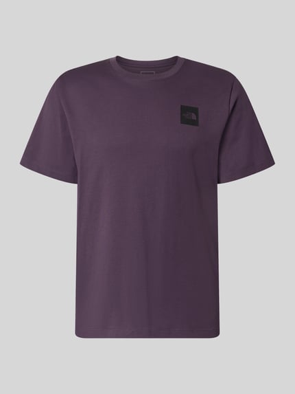 Produktfoto, fioletowy t-shirt z mieszanki bawełny model 'EVOLUTION' od The North Face, krój regular fit, okrągły dekolt, nadruk z logo, długość tyłu w rozmiarze M: 69 cm