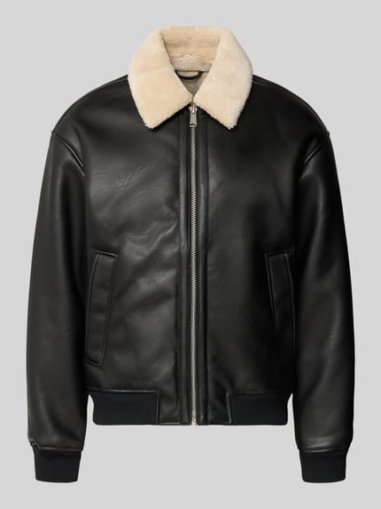 Produktfoto, Bomberjacke in Leder-Optik mit Teddyfell von JACK & JONES, schwarz mit cremefarbenem Kragen, Reißverschluss, Regular Fit