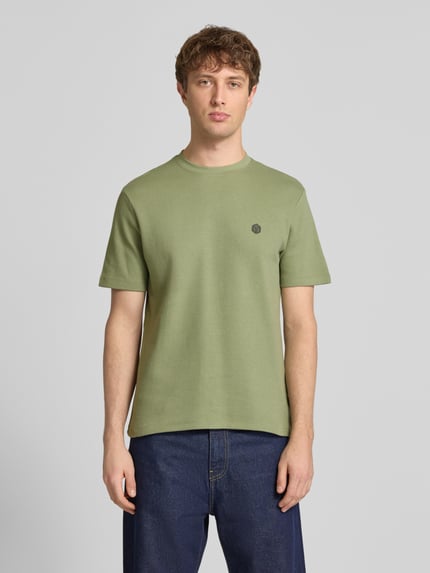Mannenmodel draagt T-shirt met Label-Detail model 'FILLIP' van Blend, puur katoen, recht model, ronde hals, ruglengte maat M 69 cm, Ganzkörperansicht von vorne.