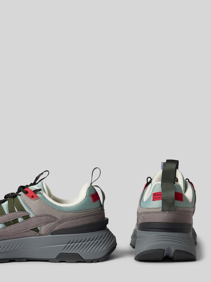 Produktfoto, Sneaker mit Label-Detail Modell 'Machu 2.0' von Genesis mit abgerundeter Form, Schnürverschluss, profilierter Sohle, graue und rote Akzente, Absatzhöhe 4 cm, Schafthöhe 8 cm, Schaftweite 10 cm, Rückansicht