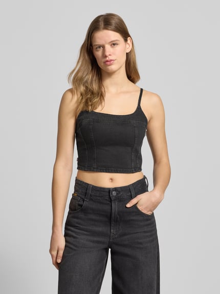Vrouwenmodel draagt Slim Fit Crop Top uit puur katoen model 'JADINE' van Levi's®, denim look, zonder mouwen, siernaden, label-applicatie, verstelbare spaghettibandjes, vierkante hals, zijrits, materiaal: puur katoen, close-up van bovenlichaam vooraanzicht.