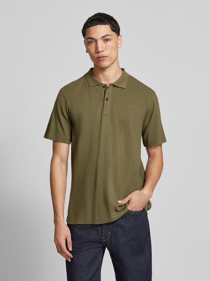 Mannenmodel draagt Regular Fit Poloshirt uit pure katoen model 'Core' van G-Star Raw, olijfgroen, polokraag, labeldetail, ruglengte maat M: 72 cm, frontale totaalopname.