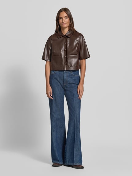 Frauenmodel trägt Cropped Hemdbluse in Leder-Optik von Christian Berg Woman Selection, braun, mit Knopfleiste, Ganzkörperansicht von vorne.