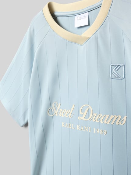 Produktfoto, Regular Fit T-Shirt mit Logo-Stitching von KARL KANI, Kinder T-Shirt, V-Ausschnitt, Statement-Print, Rückenlänge 56 cm Größe 134, hellblau mit feinen Streifen, glatte Textur