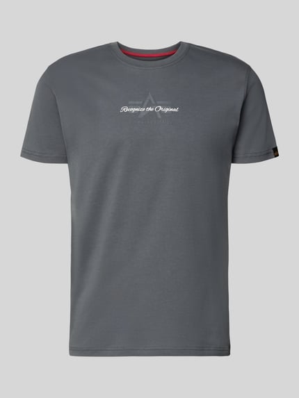 Produktfoto, T-Shirt mit Label-Detail von Alpha Industries, reine Baumwolle, gerader Schnitt, Rundhalsausschnitt, grau, glatte Struktur