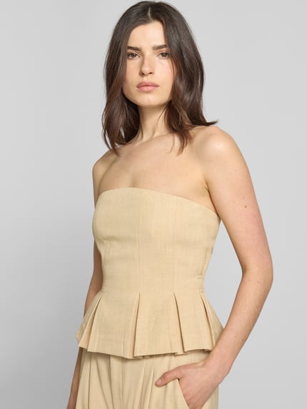 Vrouwenmodel draagt Slim Fit corset met viscose, model 'Stacy' van Gestuz, elastische materiaalmix, stolpplooien, strapless, nahaufnahme bovenlichaam.