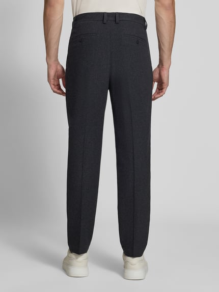 Männermodel trägt Straight Fit Stoffhose mit Baumwoll-Anteil von Lindbergh, dunkles Grau, glatte Struktur, Gesäßtaschen, Ganzkörperansicht Rückansicht. Kontext: Herren Stoffhose, elastischer Material-Mix mit Baumwoll-Anteil, Straight Fit, Knopf- und Reißverschluss, Eingriff- und Gesäßtaschen, Kellerfalten, Bundweite bei Größe M: 41 cm, Innenbeinlänge bei Größe M: 80 cm.