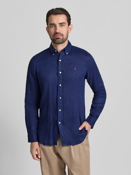 Männermodel draagt Freizeithemd aus reinem Leinen van Polo Ralph Lauren, donkerblauw, regular fit, knoopsluiting, label-stitching, ganzkörperansicht van voren.