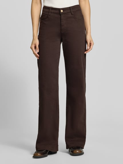 Vrouwenmodel draagt donkerbruine Wide & Loose Fit Jeans aus Baumwoll-Mix Modell 'Maine' van Brax, dames jeans, frontale close-up.