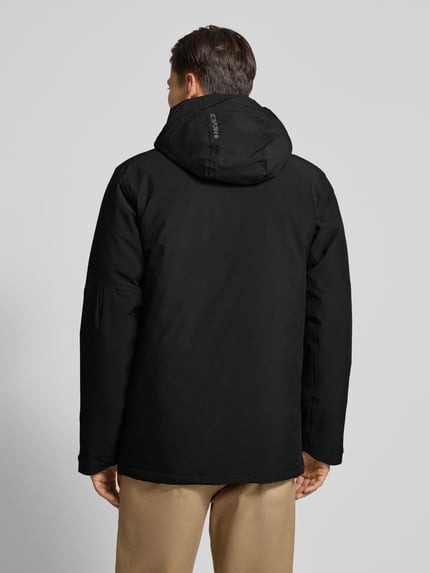Männermodel trägt schwarzen Parka mit Kapuze und Ärmelriegeln Modell 'BAKERHILL' von Icepeak, Material-Mix, Rückansicht, Ganzkörperansicht.