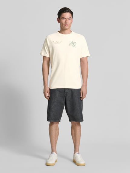 Mannenmodel draagt Relaxed Fit T-shirt met labelprints en ronde hals van PME Legend, puur katoen, ruglengte bij maat M 70 cm, geheel lichaamsaanzicht van voren.