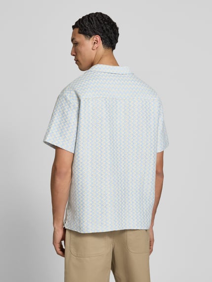 Männermodel trägt Regular Fit Freizeithemd im Allover-Look Modell 'MONTAUK' von Jack & Jones, Material-Mix, Rückansicht, dezente Pastellfarben.