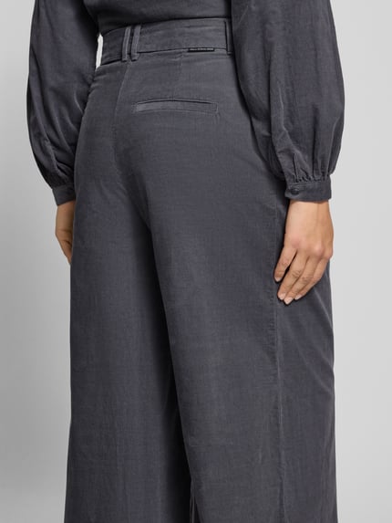 Frauenmodel trägt Wide Leg Cordhose aus reiner Baumwolle von Marc O'Polo DENIM in Anthrazit mit feiner Cordstruktur, Nahaufnahme Rückansicht.