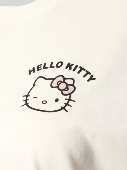 Vrouwenmodel draagt Regular Fit T-Shirt met Motiv-Print van Jake*s Casual, witte katoen, ronde hals, Hello Kitty print, detailopname borst