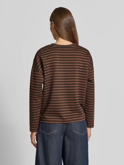 Frauenmodel trägt Regular Fit Langarmshirt mit Viskose-Anteil Modell 'ABBY' von VERO MODA in Braun mit Streifen, Ganzkörperansicht Rückansicht.