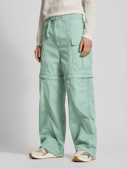 Frauenmodel trägt Cargohose mit aufgesetzten Taschen von Levi's®, mintgrün, Baumwolle, lockerer Schnitt, Unifarbe, Ganzkörperansicht von vorne.