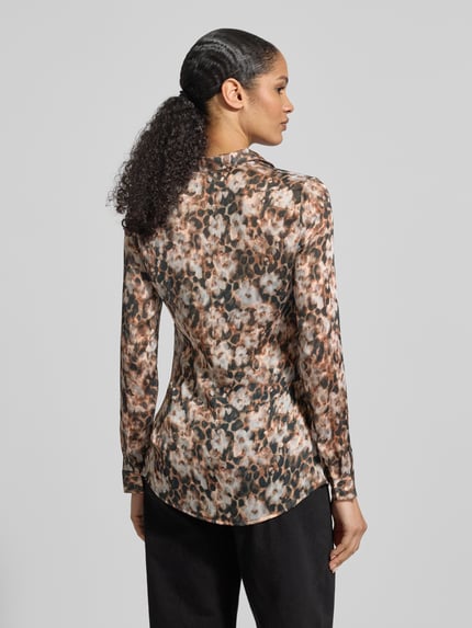 Frauenmodel trägt Regular-Fit Damen Bluse von Guess im Allover-Look, Modell 'CLOUIS SHIRT', braune und beige Farbtöne, Ganzkörperansicht Rückansicht.