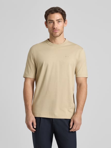Männermodel trägt Regular Fit T-Shirt aus reiner Baumwolle Modell 'H-TAUT 15' von BOSS, Optik: Unifarben, Rundhals, Kurzarm, Ganzkörperansicht von vorne.