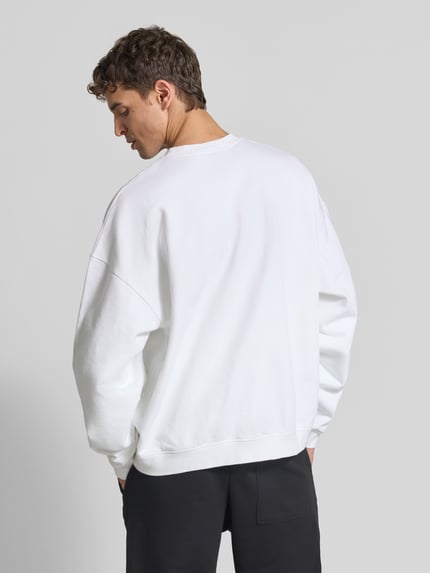 Männermodel trägt Relaxed Fit Sweatshirt aus reiner bawełna von Dsquared2, kolor biały, detal z logo, stójka, elastyczne wykończenia, długość tyłu w rozmiarze M: 67 cm, Ganzkörperansicht Rückansicht