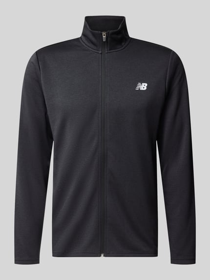 Produktfoto, Regular Fit Sweatjacke mit Label-Detail von New Balance in Schwarz, Stehkragen, elastische Abschlüsse, glatte Textur