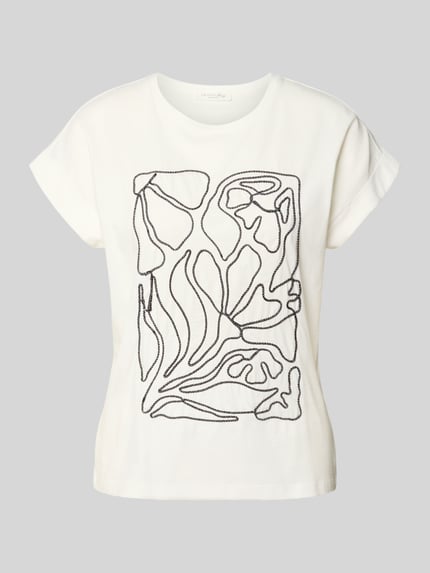 Produktfoto, T-Shirt mit Stitching und Rundhalsausschnitt von Christian Berg Woman aus Reine Baumwolle im Regular-Fit, weiße Grundfarbe mit schwarzem Stitching, kurze Ärmel mit Aufschlag, Rückenlänge bei Größe S 56 cm, feine glatte Textur.