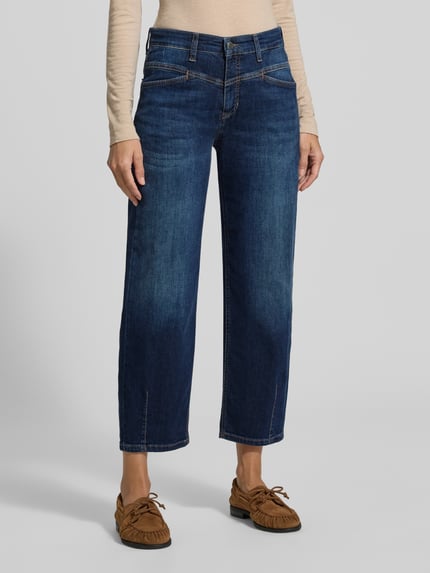 Frauenmodel trägt Regular Fit Barrel Jeans mit Used-Waschung Modell 'ELIN' von CAMBIO, dunkles Denim, sichtbare Nähte, 5-Pocket-Design, Ganzkörperansicht von vorne.