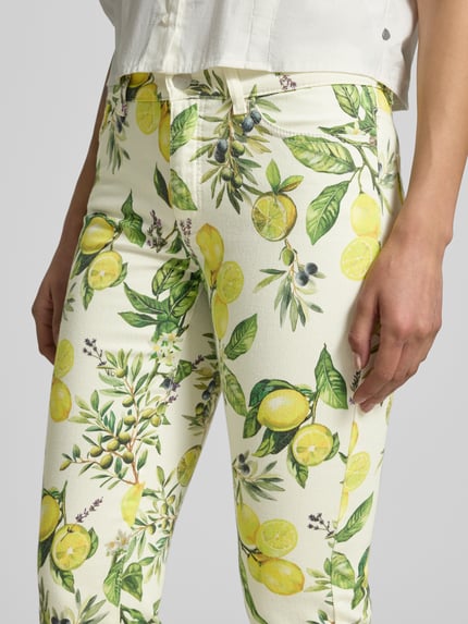 Frauenmodel trägt Slim Fit Jeans mit floralem Allover-Print von Marc Cain aus elastischem Baumwoll-Mix im 5-Pocket-Design, Nahaufnahme Oberkörper.