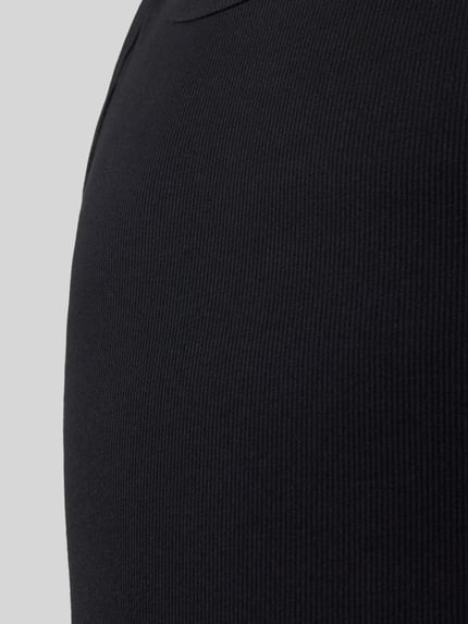 Männermodel trägt Tanktop in Ripp-Optik mit Rundhalsausschnitt von MCNEAL, Baumwoll-Elasthan-Mix, Slim-Fit, Detailaufnahme.