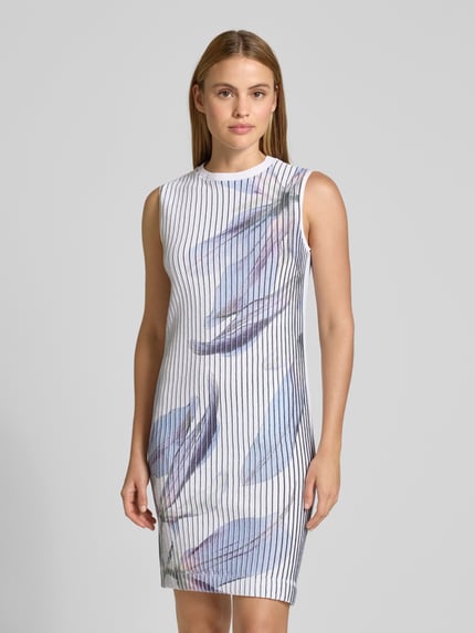 Frauenmodel trägt Knielanges Kleid aus Leinen-Mix mit floralem Allover-Print von Marc Cain, Slim Fit, weiß mit farbigen Blumen, ärmellos, Ganzkörperansicht von vorne.