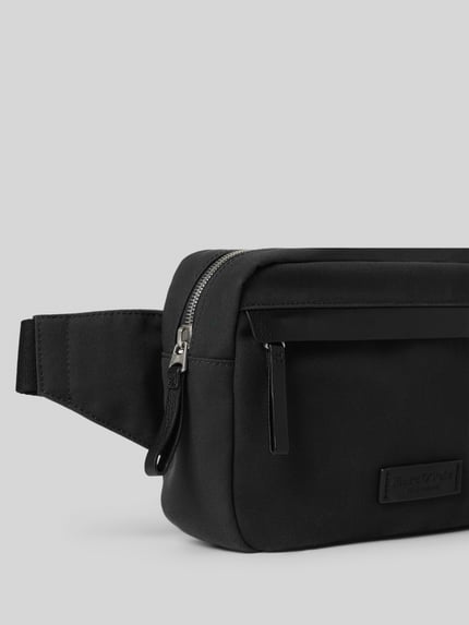 Produktfoto, Bauchtasche mit Crossbody-Tragegurt aus reiner Baumwolle von Marc O'Polo in Uni-Schwarz mit Reißverschluss, Schulterriemen, Hauptfach, Canvas-Struktur