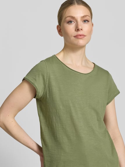 Frauenmodel trägt Regular Fit T-Shirt aus Baumwoll-Flammgarn von s.Oliver RED LABEL, Melange-Optik, Optik: Gestreift, Rundhals, Kurzarm, Rollsaum, reine Baumwolle, Nahaufnahme Oberkörper.