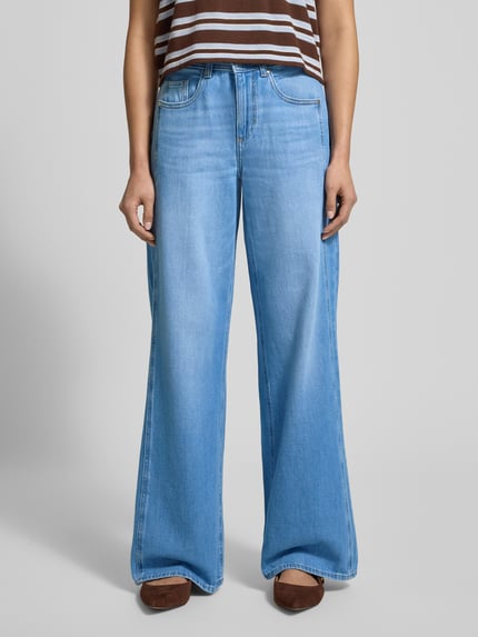 Vrouwenmodel draagt lichtblauwe Jeans met wijd been model 'MORGAN' van Brax, katoen-elastaan mix, steekzakken, vooraanzicht volledige lengte.