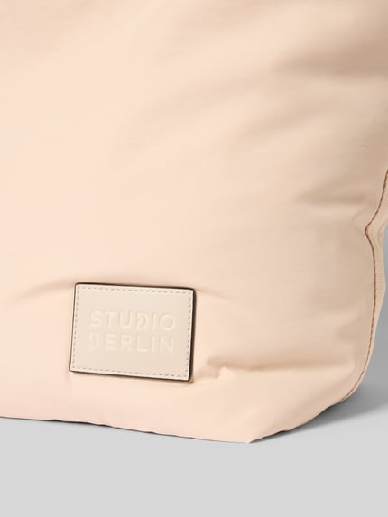STUDIO BERLIN Handtasche mit Label-Badge Modell 'SCHÖNEBERG' Beige 3