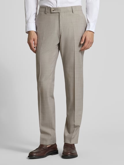 Männermodel trägt Regular Fit Anzughose mit Bügelfalten von HECHTER PARIS in Beige, Material-Mix mit Schurwolle-Anteil, Eingrifftaschen, Gesäßtaschen, Ganzkörperansicht von vorne.