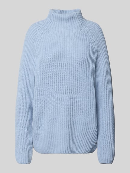 Produktfoto, hellblauer Strickpullover mit Woll-Anteil von Smith and Soul, lockerer Schnitt, Stehkragen, gerippte Textur, neutrale Ansicht.