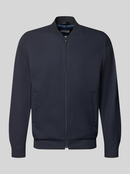 Produktfoto, dunkelblaue Regular Fit Bomberjacke aus elastischem Viskose-Mix von ROY ROBSON, schlichte Oberfläche, sichtbare Eingrifftaschen und elastische Abschlüsse, Kontext: Rückenlänge 70 cm, Schulterbreite 45 cm, Brustweite 57 cm, Ärmellänge 68 cm