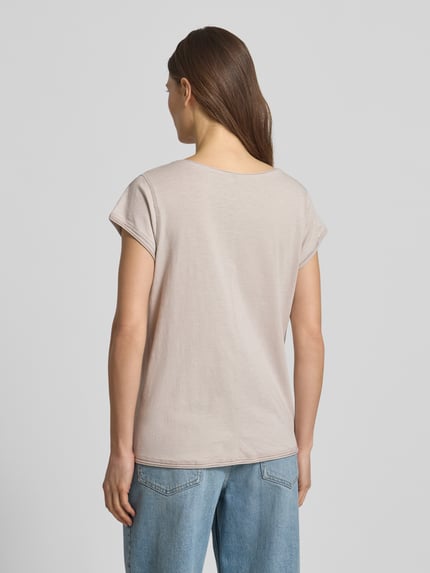 Männermodel trägt T-Shirt mit Rundhalsausschnitt von Christian Berg Woman z bawełny, krój regular fit, zrolowany brzeg, długość tyłu 61 cm, jasny beż, gładka faktura, całkowity widok z tyłu