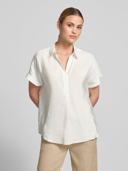 Modelka nosi Relaxed Fit Bluse aus Modal-Mix mit V-Ausschnitt von Betty Barclay, mieszanka modalu, krój relaxed fit, kołnierzyk koszulowy, dekolt w serek, długość tyłu w rozmiarze 36: 64 cm, jasna, gładka faktura, przód, ujęcie całej sylwetki