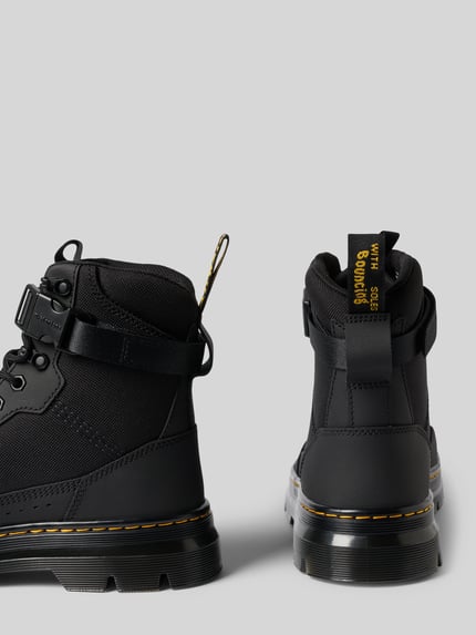 Produktfoto, Boots aus Leder-Mix mit verstellbarer Schnalle von Dr. Martens, schwarz, Label-Patch, profilierte Sohle, Schafthöhe 14 cm, Szerokość w rozmiarze 44: 8 cm.