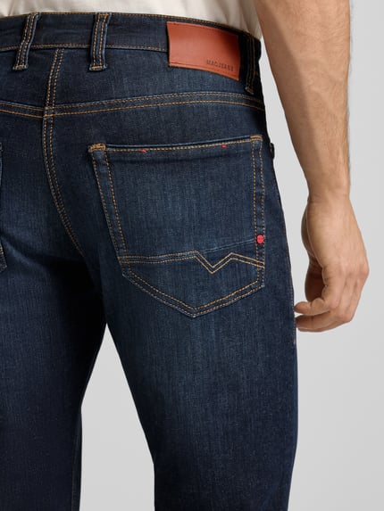Männermodel trägt Jeans mit Eingrifftaschen Modell 'ARNE PIPE' von MAC, dunkler Baumwoll-Mix mit Stretch-Anteil, Detailaufnahme Rückansicht.